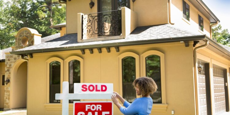 How to Minimize Risks Associated with Buying Old Houses